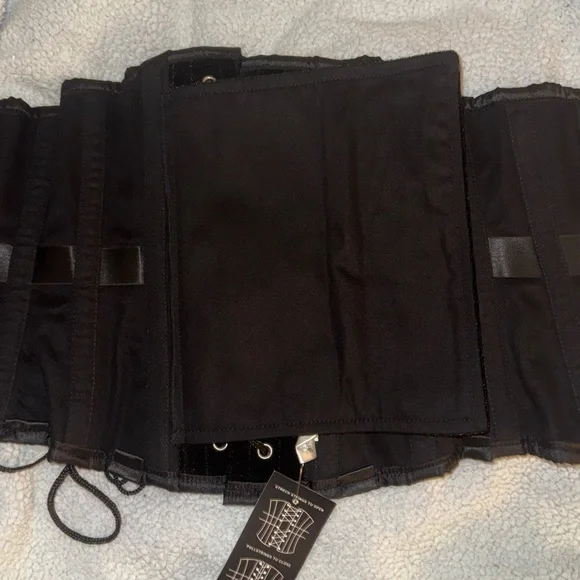 Black velvet steel boned corset - Picture 4 of 11